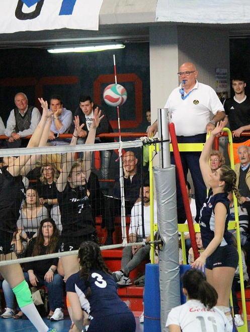 Un'azione di gioco in un passato derby fra Viva Volley e Ariete
