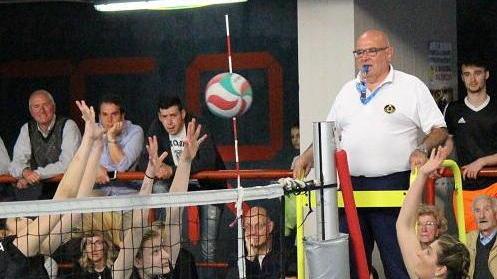 Un'azione di gioco in un passato derby fra Viva Volley e Ariete