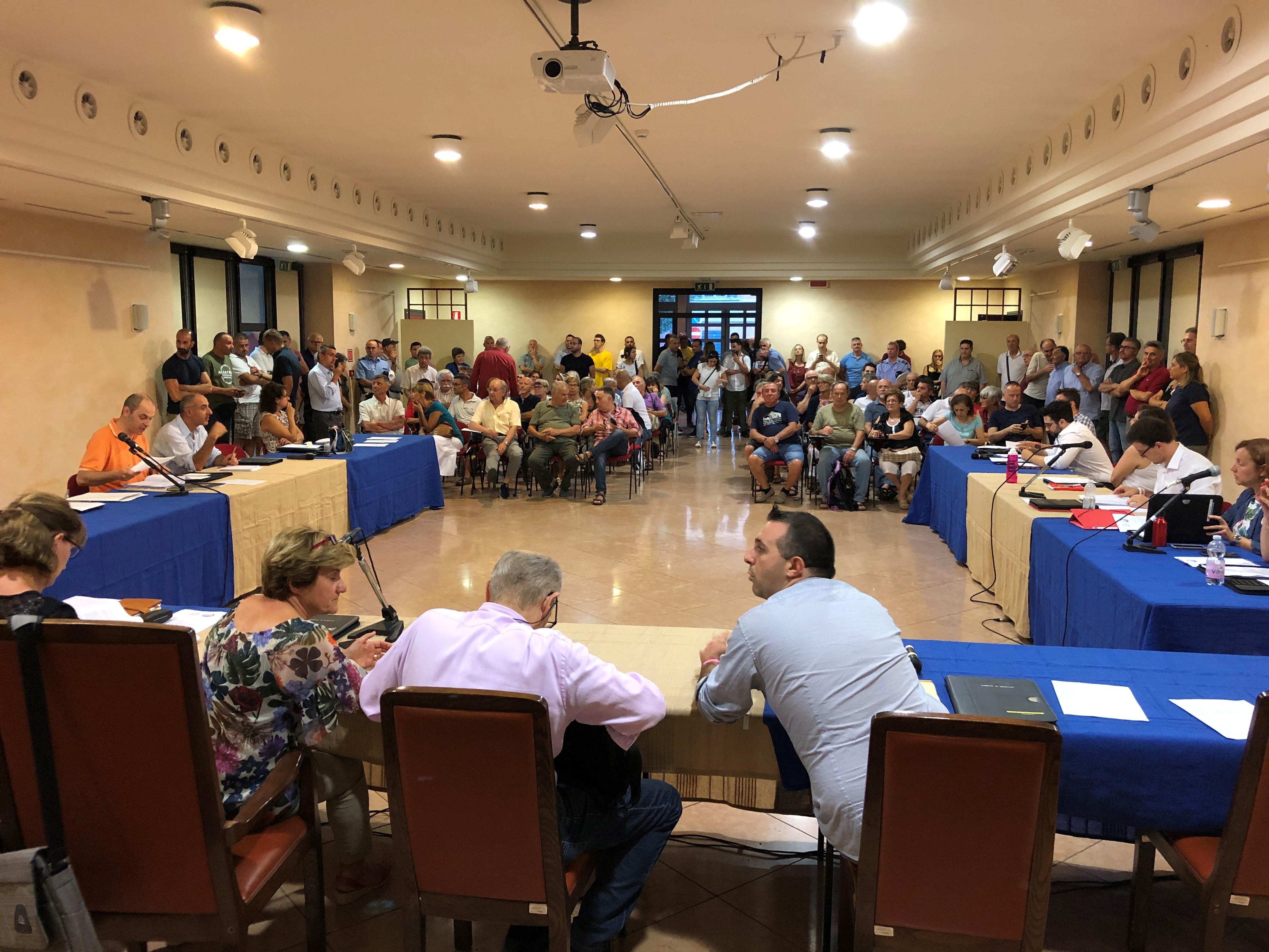 Bibbiano, bibbianesi, su la testa. L’applauso della controffensiva