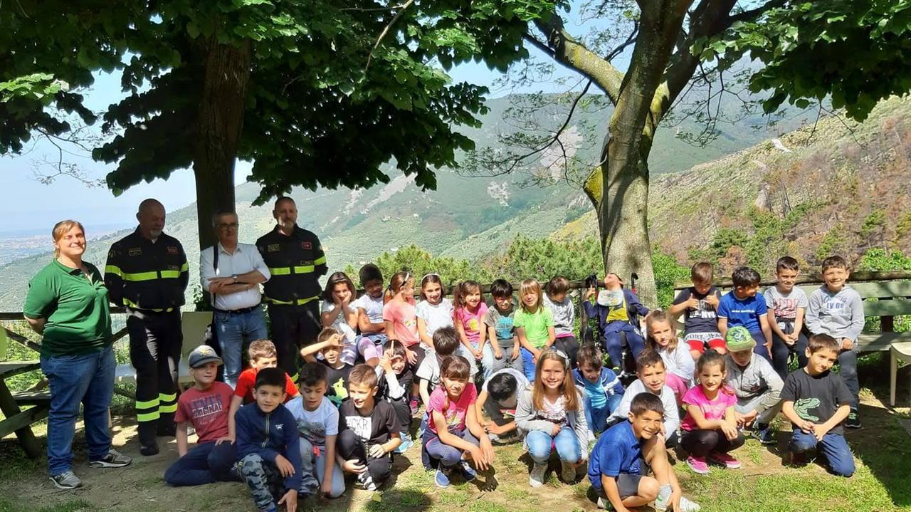 I bambini partecipanti alla messa a dimora delle piantine di alloro, la bella iniziativa intrapresa dalla scuola primaria “Cesare Battisti” di Arena Metato con il supporto del comando provinciale dei vigili del fuoco, degli operatori volontari forestali e dell’assessorato all’ambiente
del Comune di Calci: