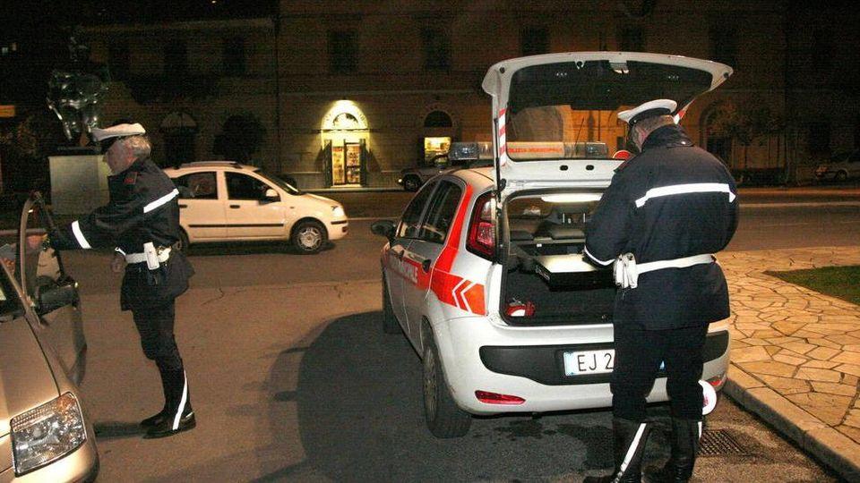 Non pagano le tasse al Comune: tolti tavolini e sedie a due bar