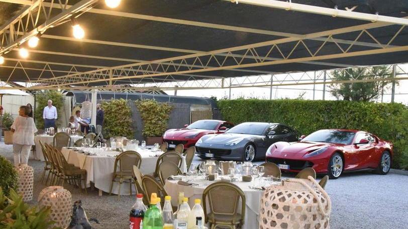 La cena di gala è fra le Ferrari