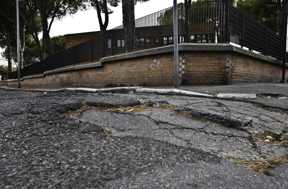 Via Garigliano Buche, dossi e guano «Ora basta»