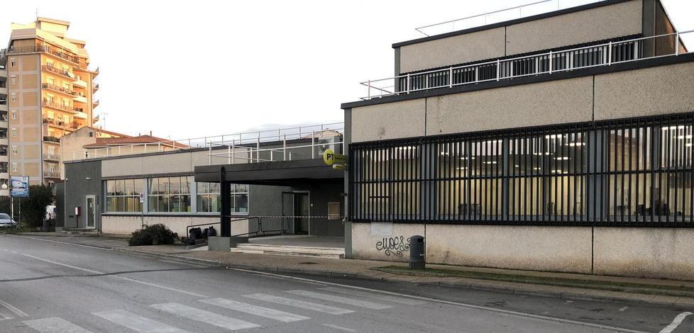 Trovato senza vita davanti alle Poste Aveva 32 anni 