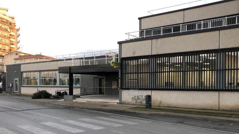Trovato senza vita davanti alle Poste Aveva 32 anni