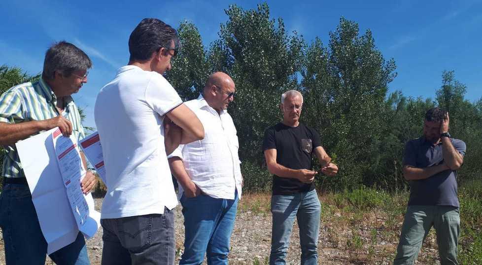Via la ghiaia in eccesso dall’alveo dell’Albegna Aperto il cantiere