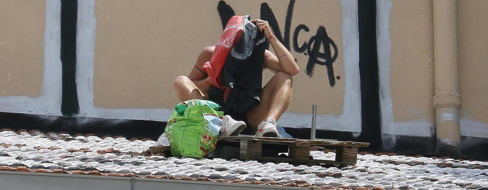 Da solo sul tetto sotto il sole cocente