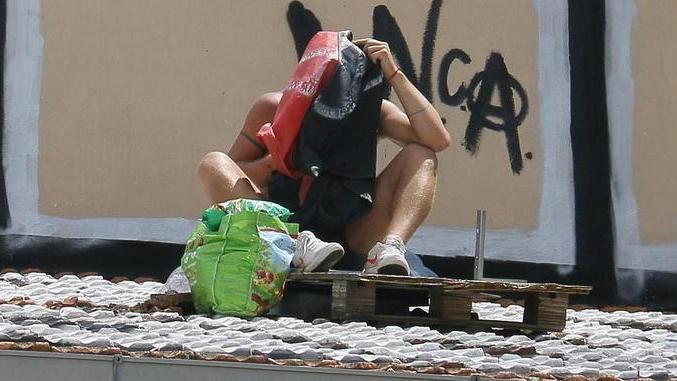 Da solo sul tetto sotto il sole cocente