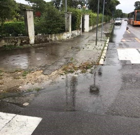 «Buche enormi nella strada della struttura per disabili»