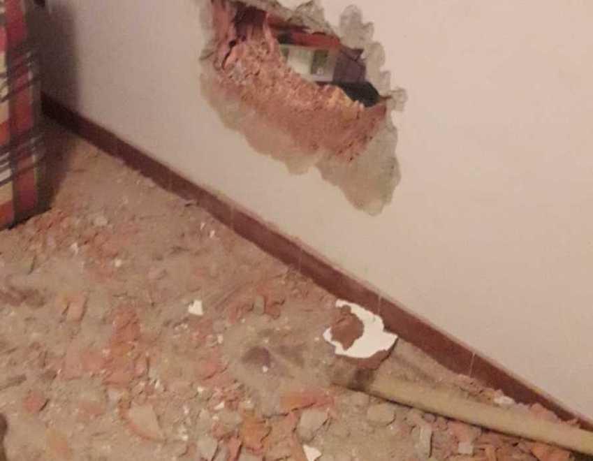 Casa a soqquadro e buco nella parete della porta blindata Rubati oro e orologi