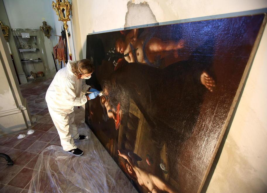 Iniziato il restauro in diretta delle tele di San Quirico 