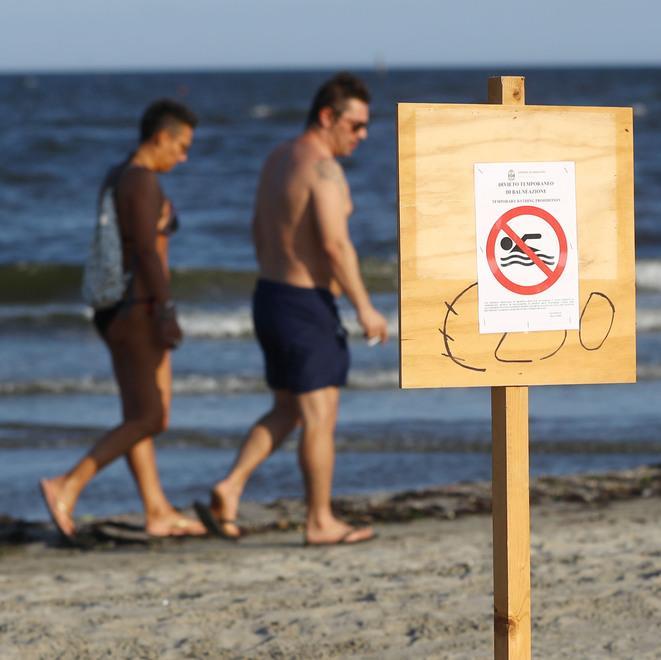 Divieto temporaneo di balneazione Lo stop dopo le analisi: c’è l’enterococco 