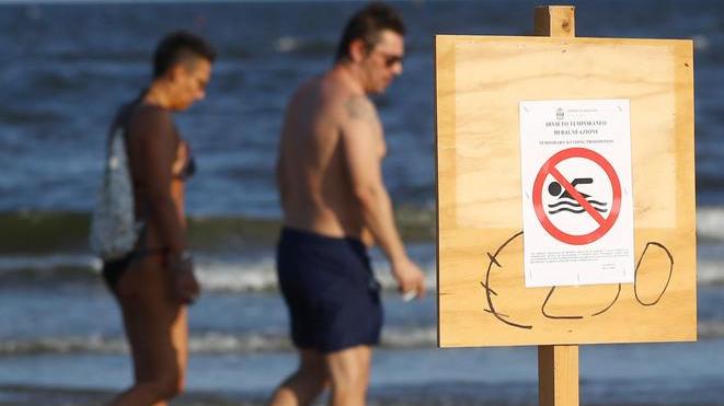 Divieto temporaneo di balneazione Lo stop dopo le analisi: c’è l’enterococco