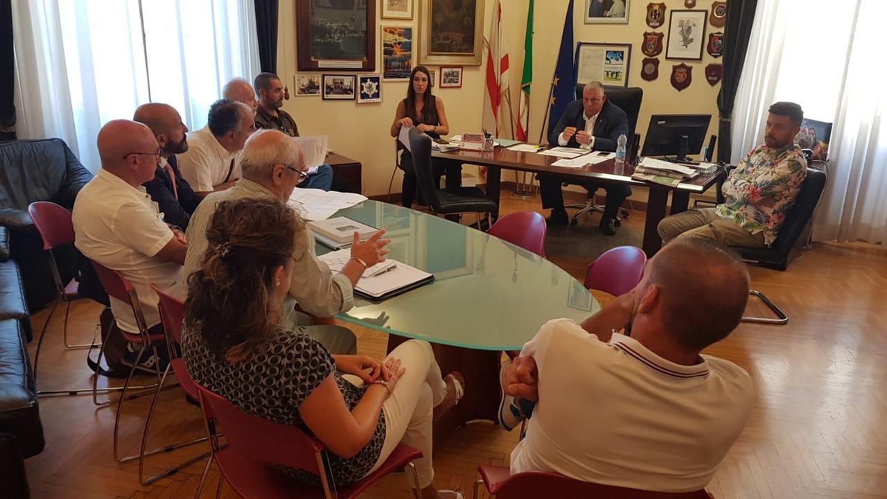 Un momento dell'incontro tra una delegazione del comitato con il sindaco Antonfrancesco Vivarelli Colonna (al centro in secondo piano) e l'assessore ai lavaori pubblici Riccardo Megale (primo da destra)