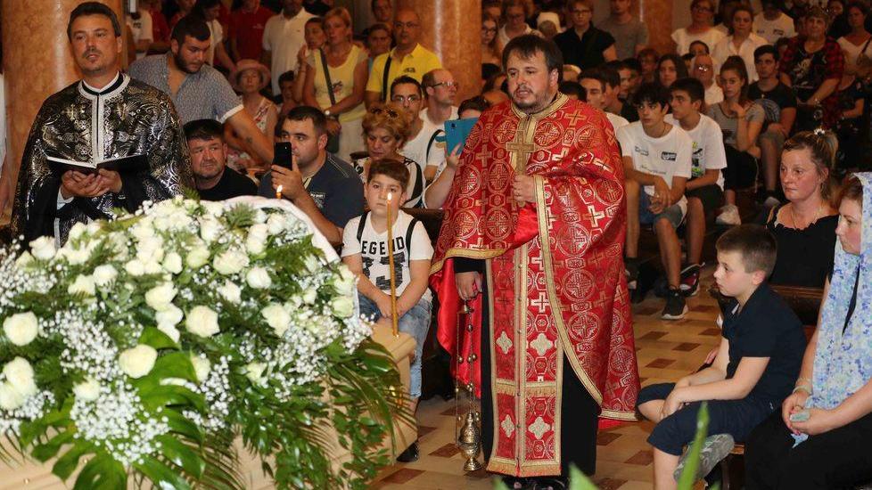 Il rombo delle moto e palloncini in volo per l’addio a Sergio morto a 16 anni