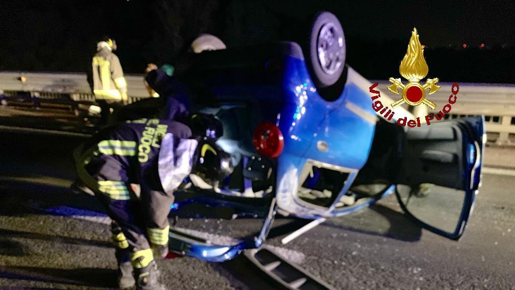Auto sbanda e si ribalta sull'Aurelia