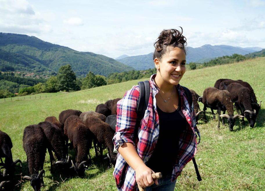 Rachele, pastora a 22 anni, racconta i segreti del latte 