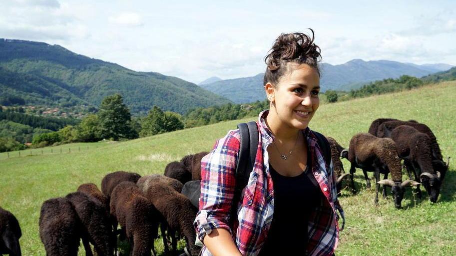 Rachele, pastora a 22 anni, racconta i segreti del latte
