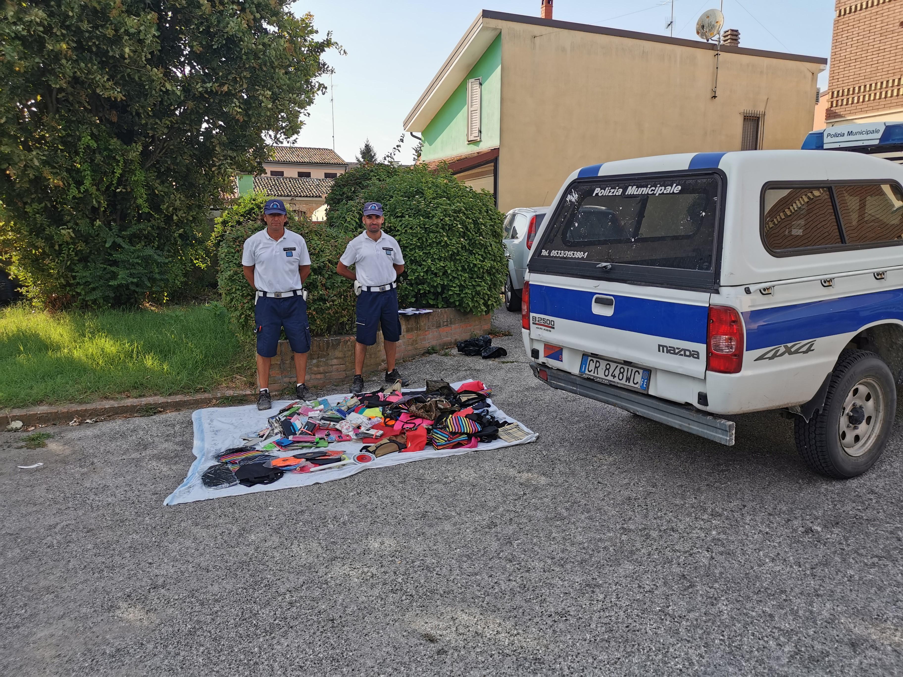 Gli agenti della polizia locale di Comacchio con la merce sequestrata