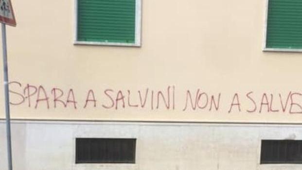 Scritta contro Salvini sui muri di Pisa (dal profilo Facebook di Edoardo Ziello)