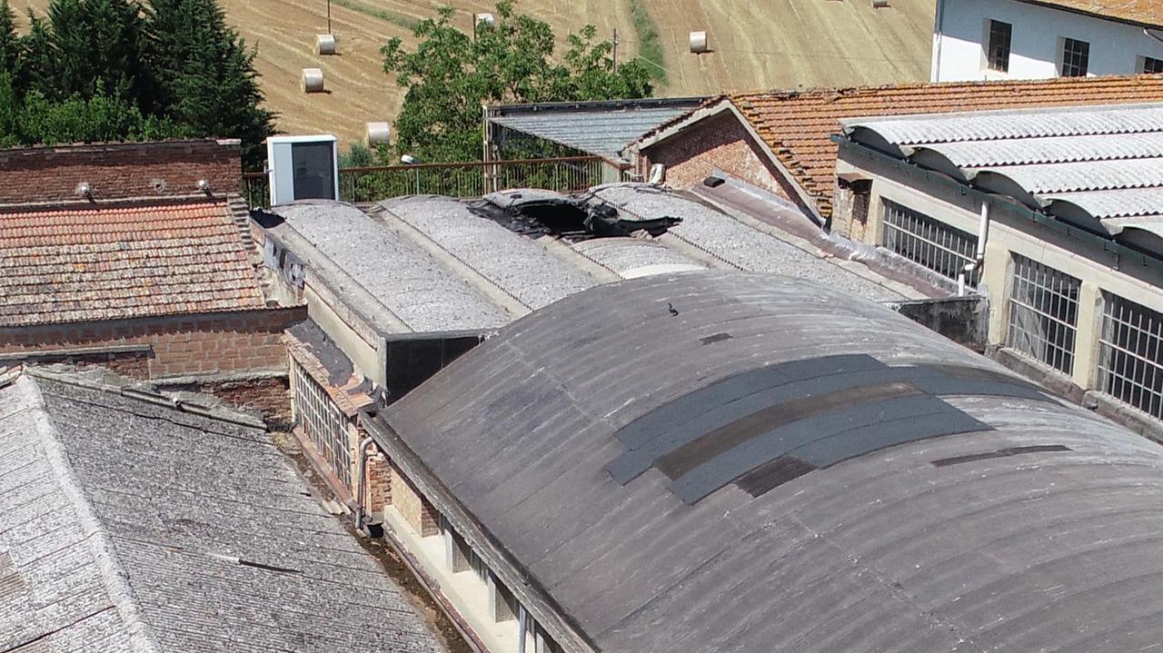 La porzione di tetto del capannone che ha ceduto (foto Sestini)