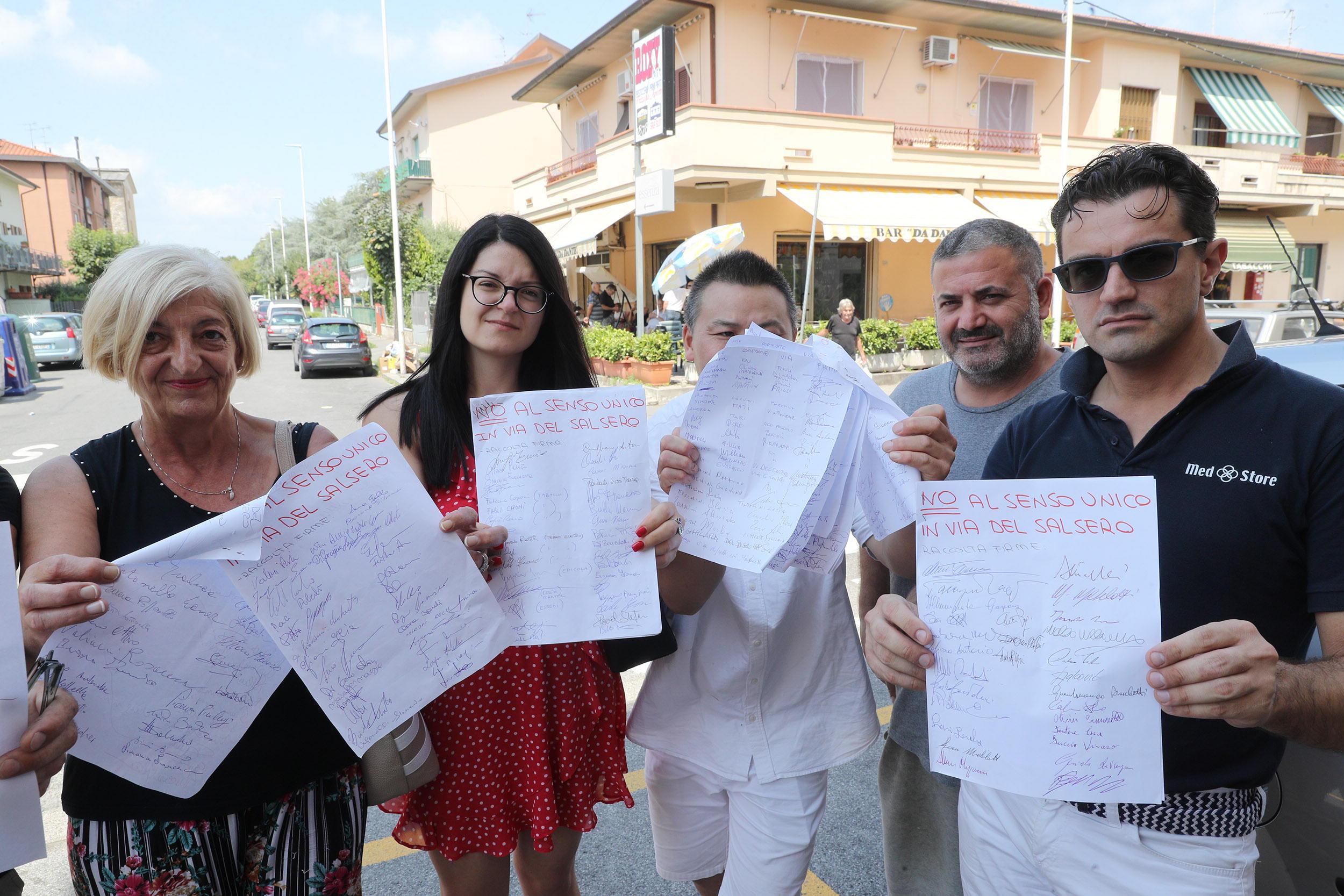 I commercianti mostrano le firme raccolte