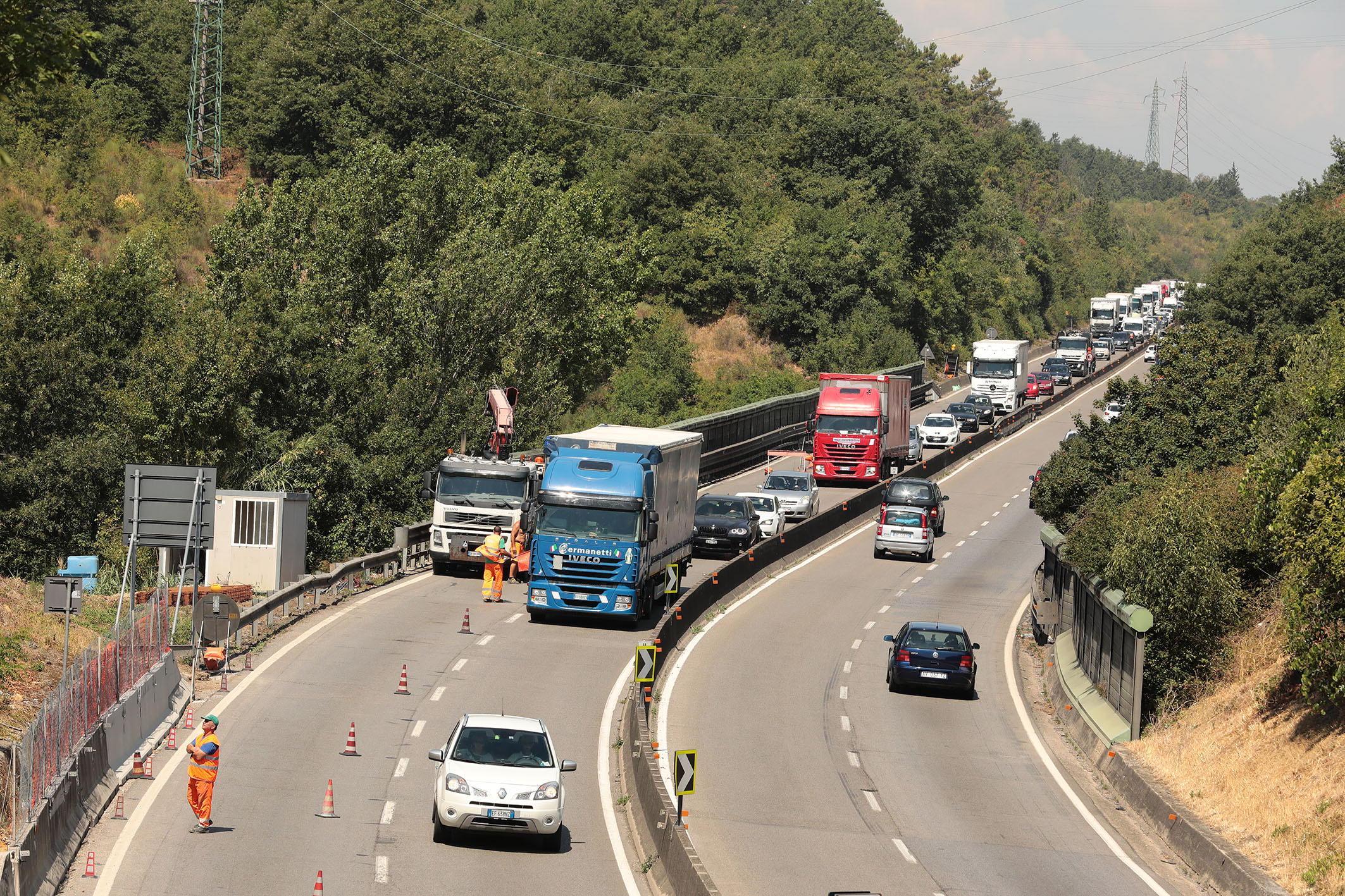 Lavori in Fi-Pi-Li: via agli sconti ai mezzi pesanti che usano A11 e A12 come alternativa