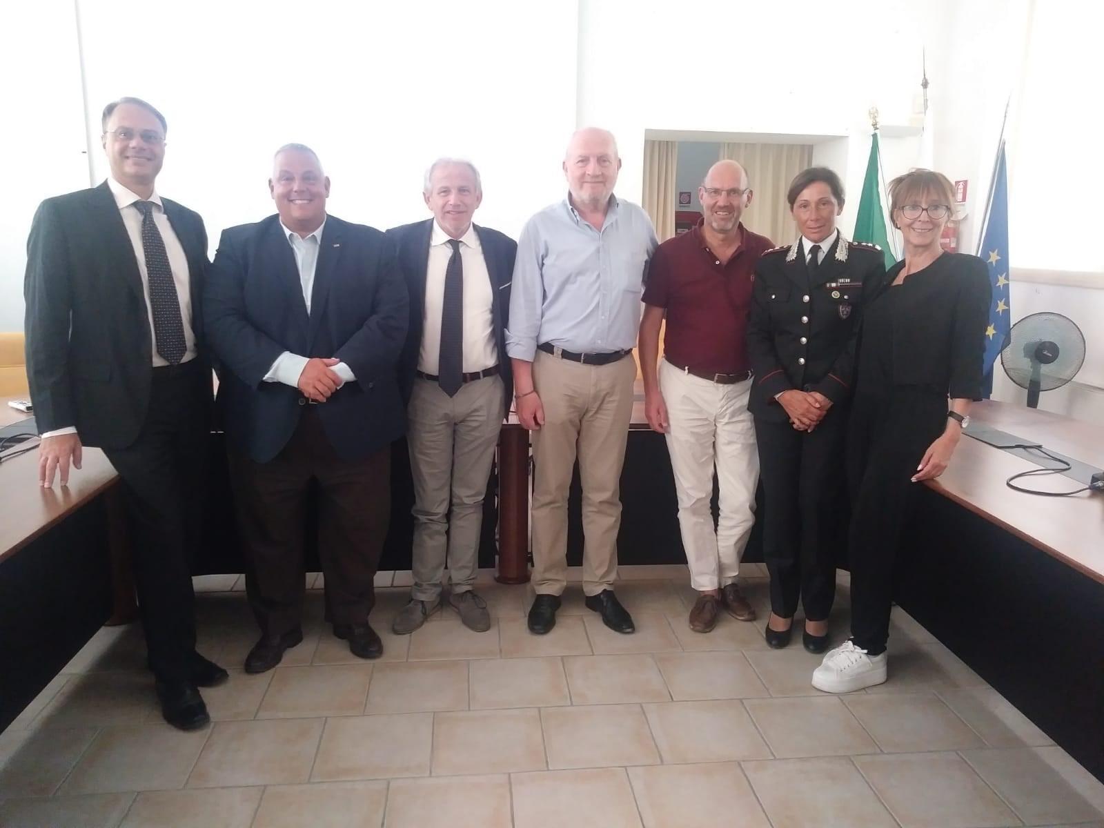 Da sinistra il viceprefetto Tortorella, il sindaco di Grosseto Antonfrancesco Vivarelli Colonna, l'assessore regionale Marco Remaschi, il sindaco di Castiglione della Pescaia Giancarlo Farnetani, il presidente dell'Unione delle Colline Metallifere Giancarlo Giuntini, la comandante provinciale dei carabinieri forestali Alessandra Baldassarri e la sindaca di Scarlino Francesca Travison