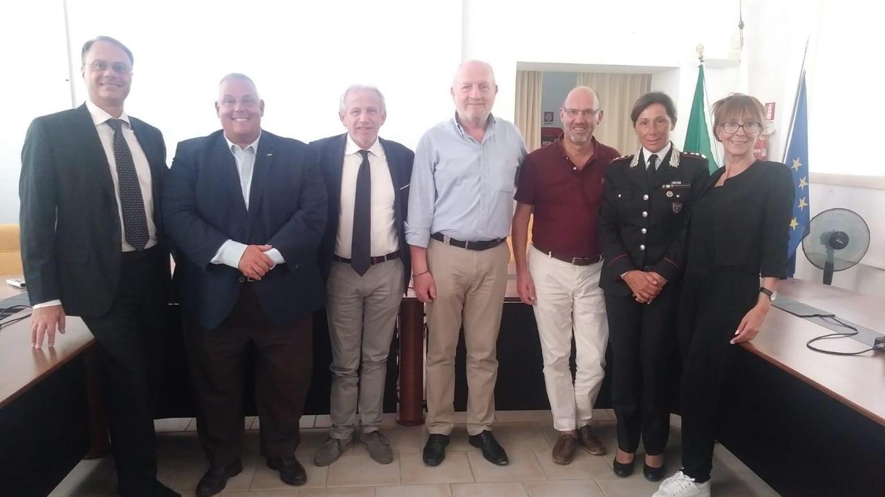 Da sinistra il viceprefetto Tortorella, il sindaco di Grosseto Antonfrancesco Vivarelli Colonna, l'assessore regionale Marco Remaschi, il sindaco di Castiglione della Pescaia Giancarlo Farnetani, il presidente dell'Unione delle Colline Metallifere Giancarlo Giuntini, la comandante provinciale dei carabinieri forestali Alessandra Baldassarri e la sindaca di Scarlino Francesca Travison