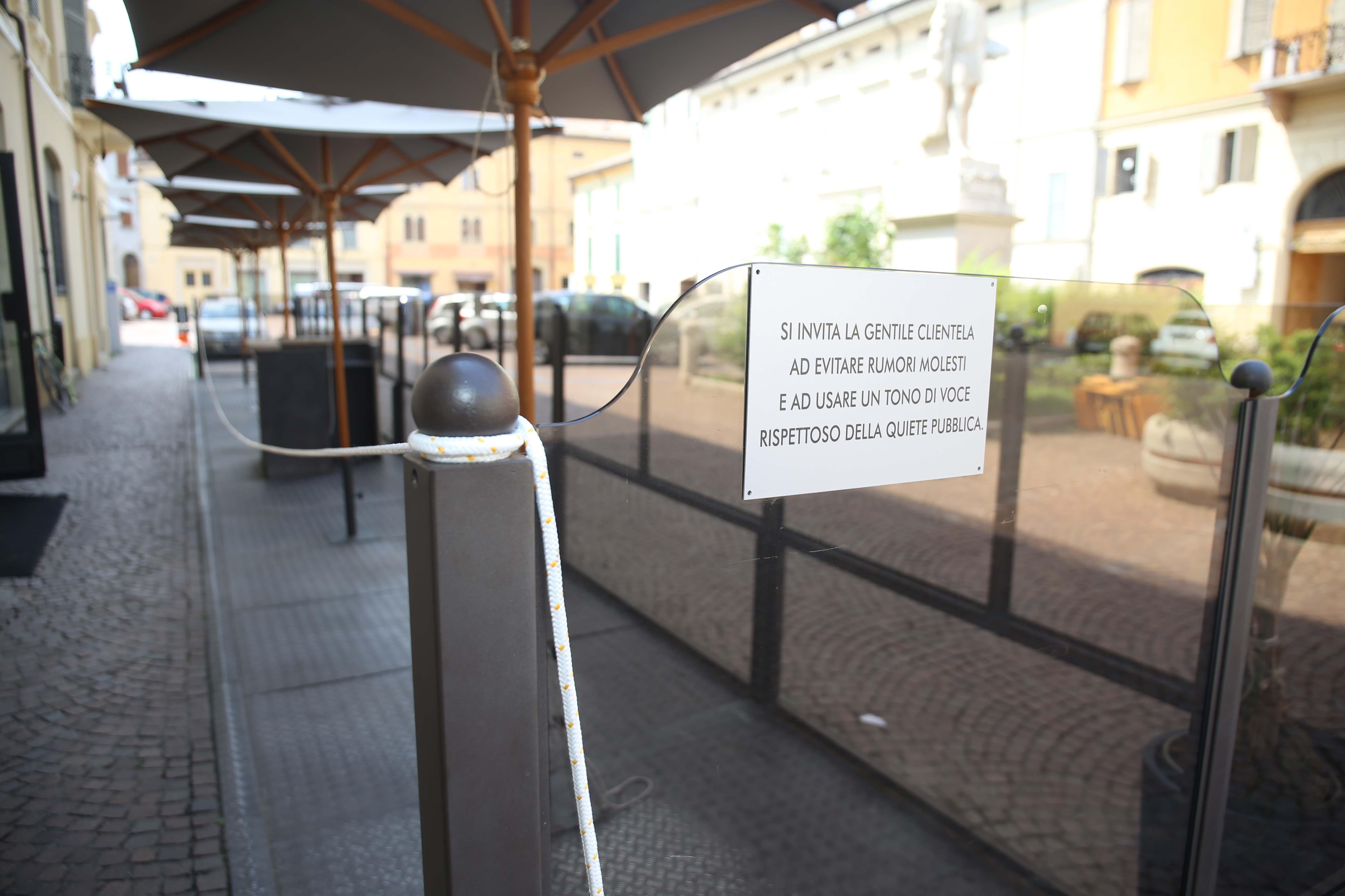 Il dehor del cocktail bar Spirti Allegri in piazza San Quirino a Correggio chiuspo dal Tar