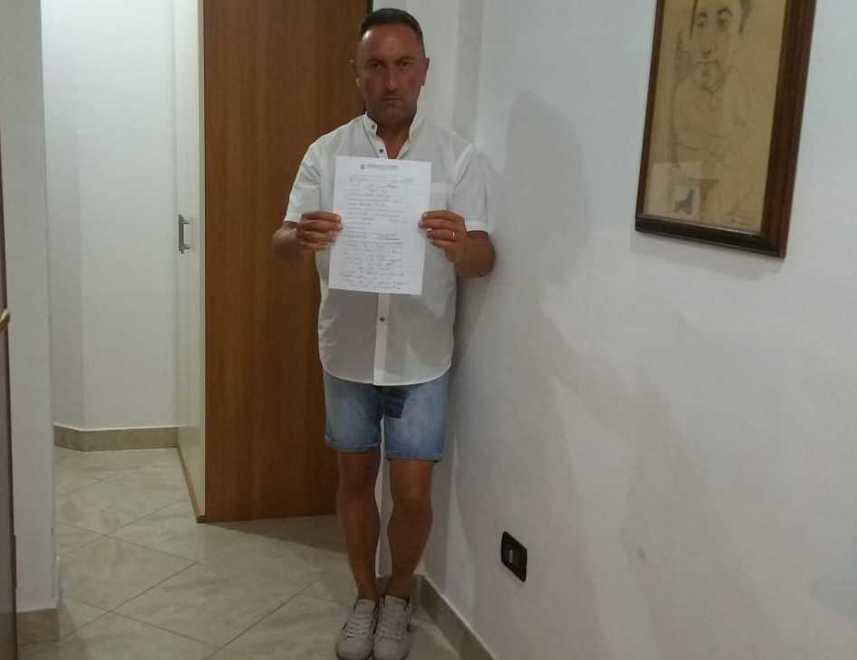 Giampaolo Giannotta mostra la notifica di sfratto