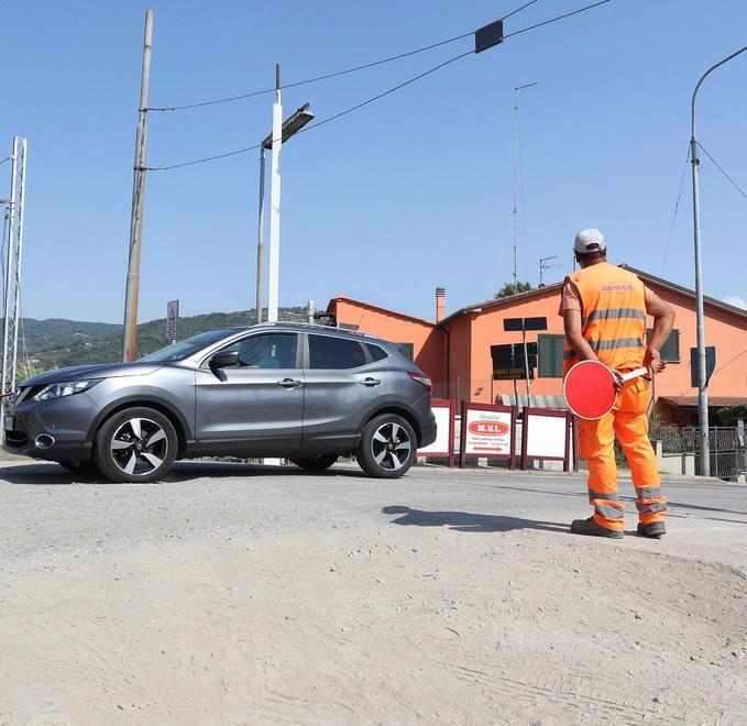 Un “moviere” al controllo del traffico ieri pomeriggio al passaggi oa livello