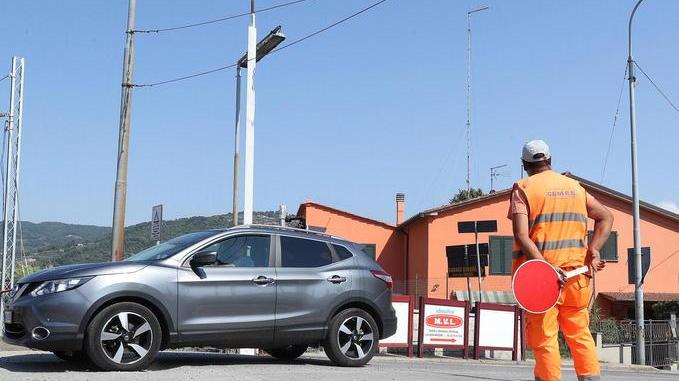 Un “moviere” al controllo del traffico ieri pomeriggio al passaggi oa livello