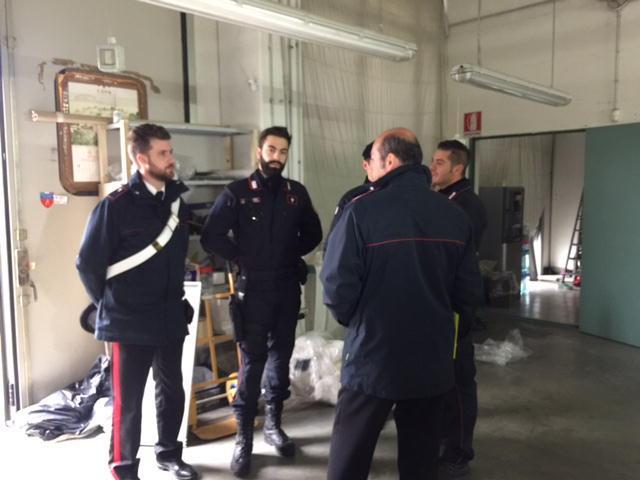 Il sopralluogo dei carabinieri in un capannone (archivio)
