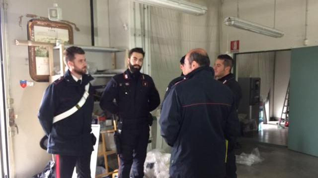 Il sopralluogo dei carabinieri in un capannone (archivio)