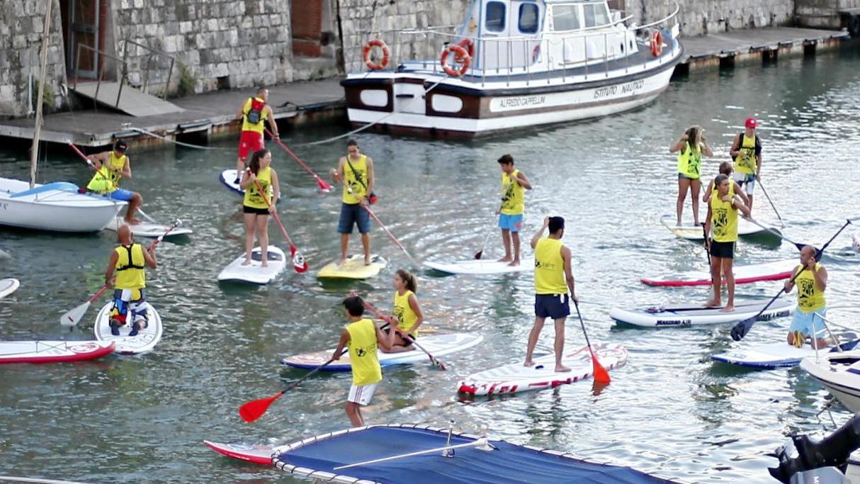 Un gruppo di appassionati di sup nei fossi