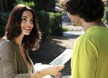 A sinistra, Enrica Pintore in una scena del film che esce oggi in 250 copie. Nella foto sopra fra gli altri attori protagonisti Giulio Berruti e Guglielmo Scilla