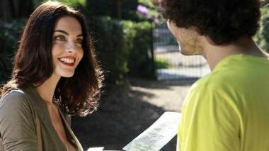 A sinistra, Enrica Pintore in una scena del film che esce oggi in 250 copie. Nella foto sopra fra gli altri attori protagonisti Giulio Berruti e Guglielmo Scilla