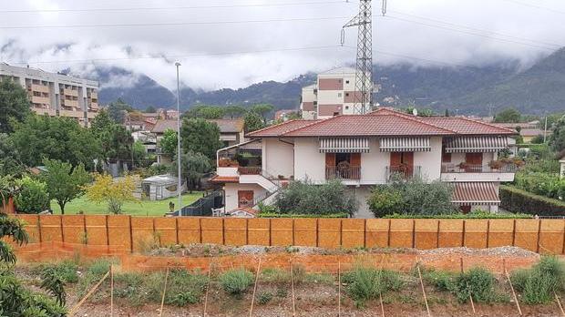 I lavori eseguiti e poi interrotti: lo scavo per le fondamenta è stato rimpito dall'acqua piovana