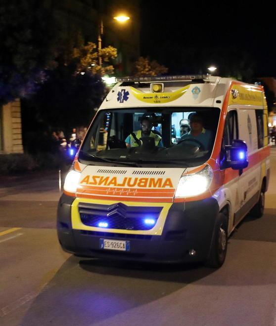 Si uccide sparandosi con un fucile da caccia 