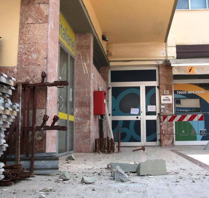 Crolla un pezzo di cornicione dall’ufficio postale di Tonfano 