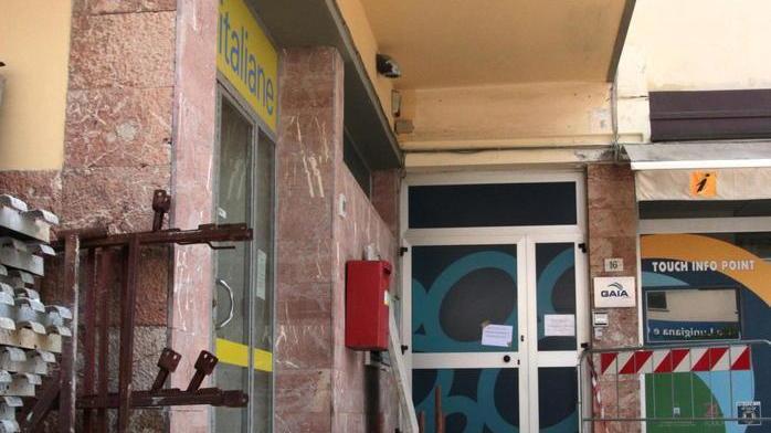 Crolla un pezzo di cornicione dall’ufficio postale di Tonfano