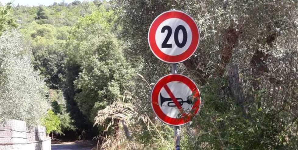 Auto a 20 all’ora lungo la strada di Poggio Pertuso 