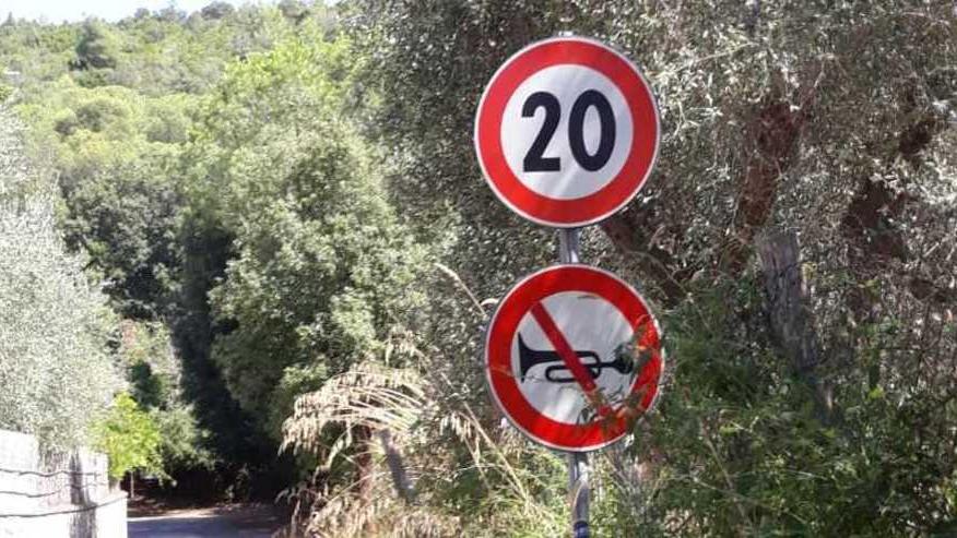 Auto a 20 all’ora lungo la strada di Poggio Pertuso