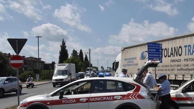Muore badante in bici urtata da un Tir Lunghe code sulla provinciale 13