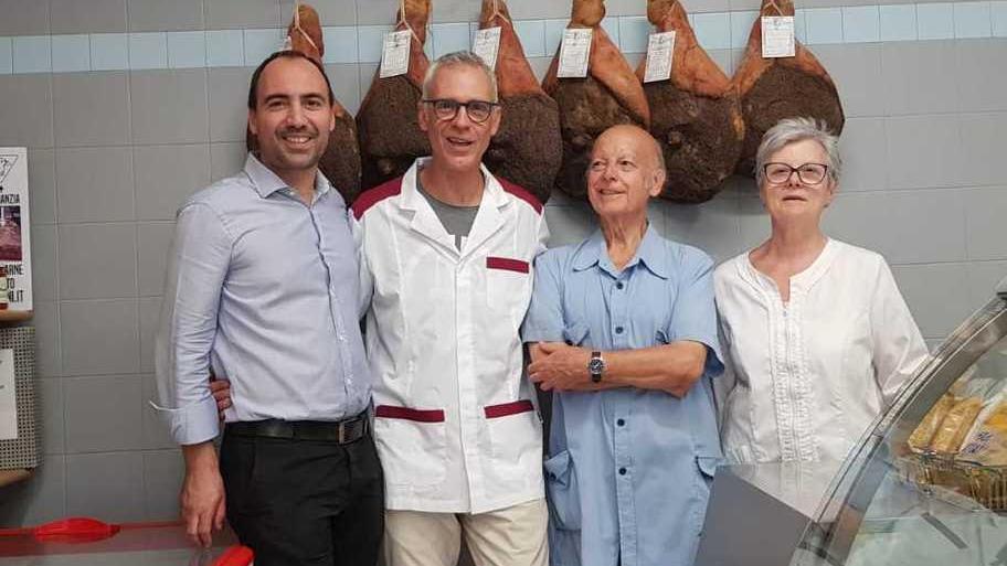 Barbiere, bar e macelleria La pensione può attendere