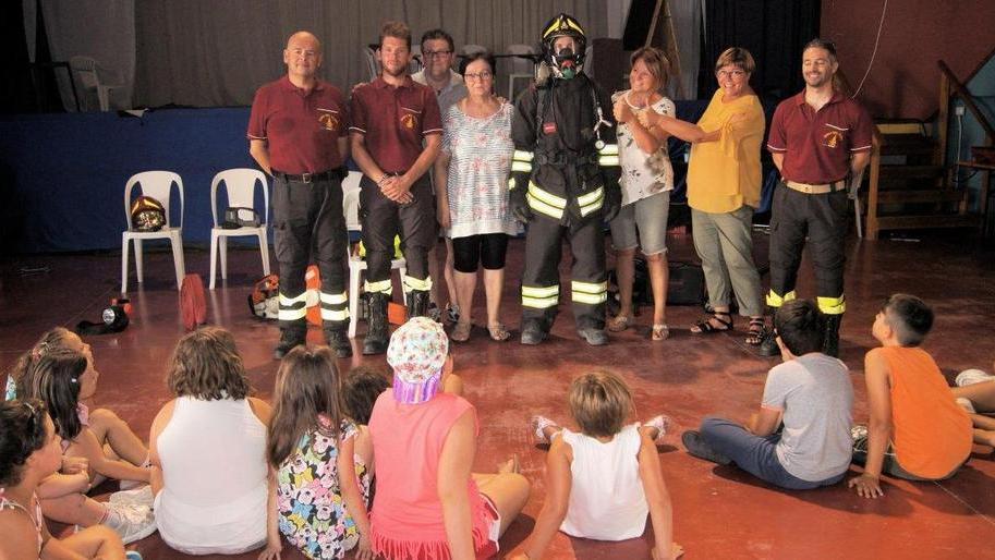 Vigili del fuoco tra i bambini