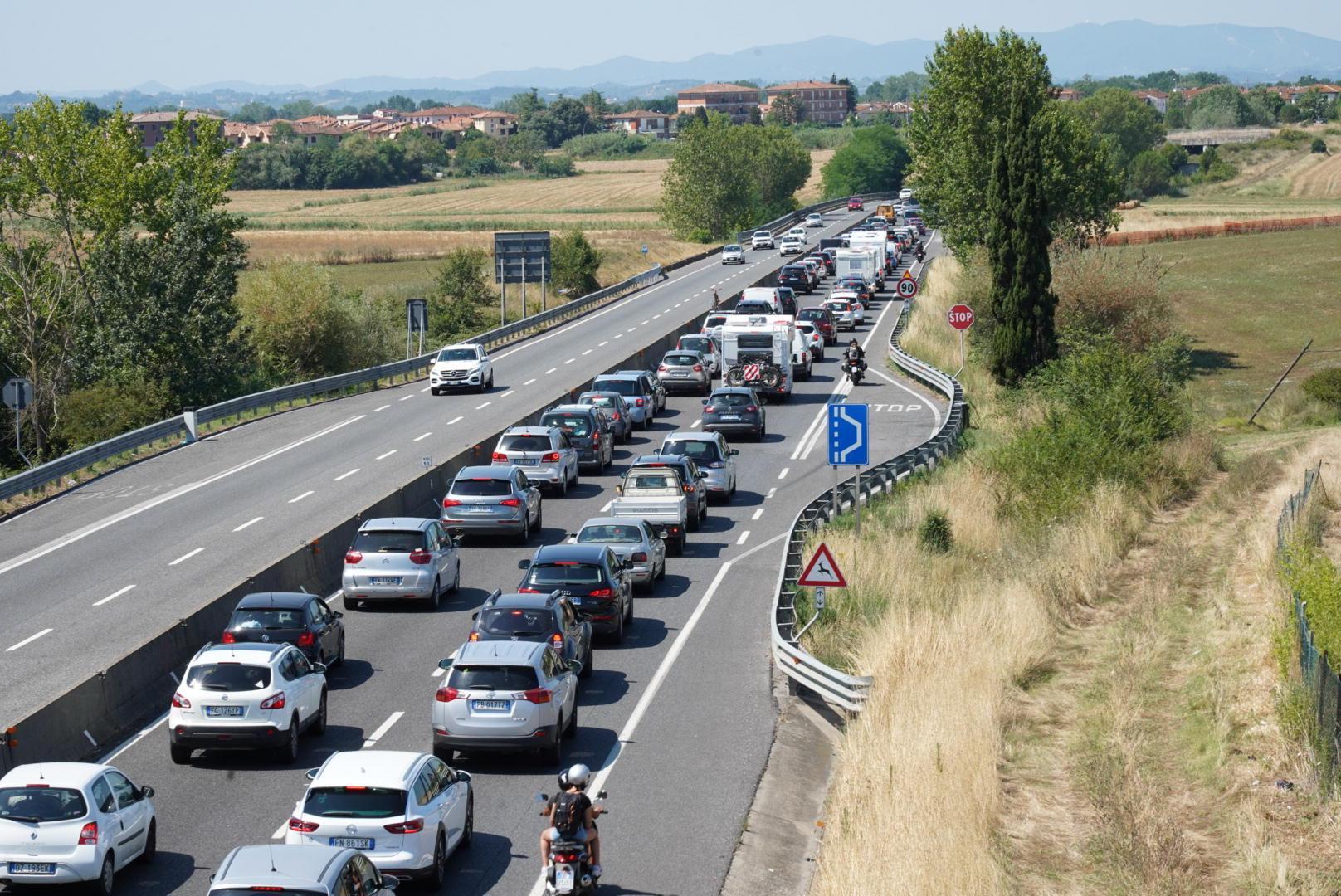 Tariffa autostradale dimezzata per i camion che evitano la Fi-Pi-Li