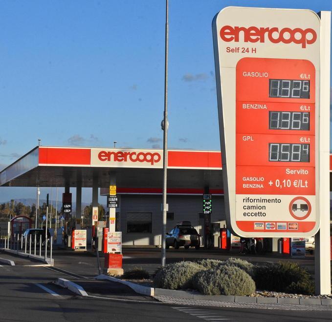 Il distributore EnerCoop di via Ecuador (Foto Agenzia Bf)