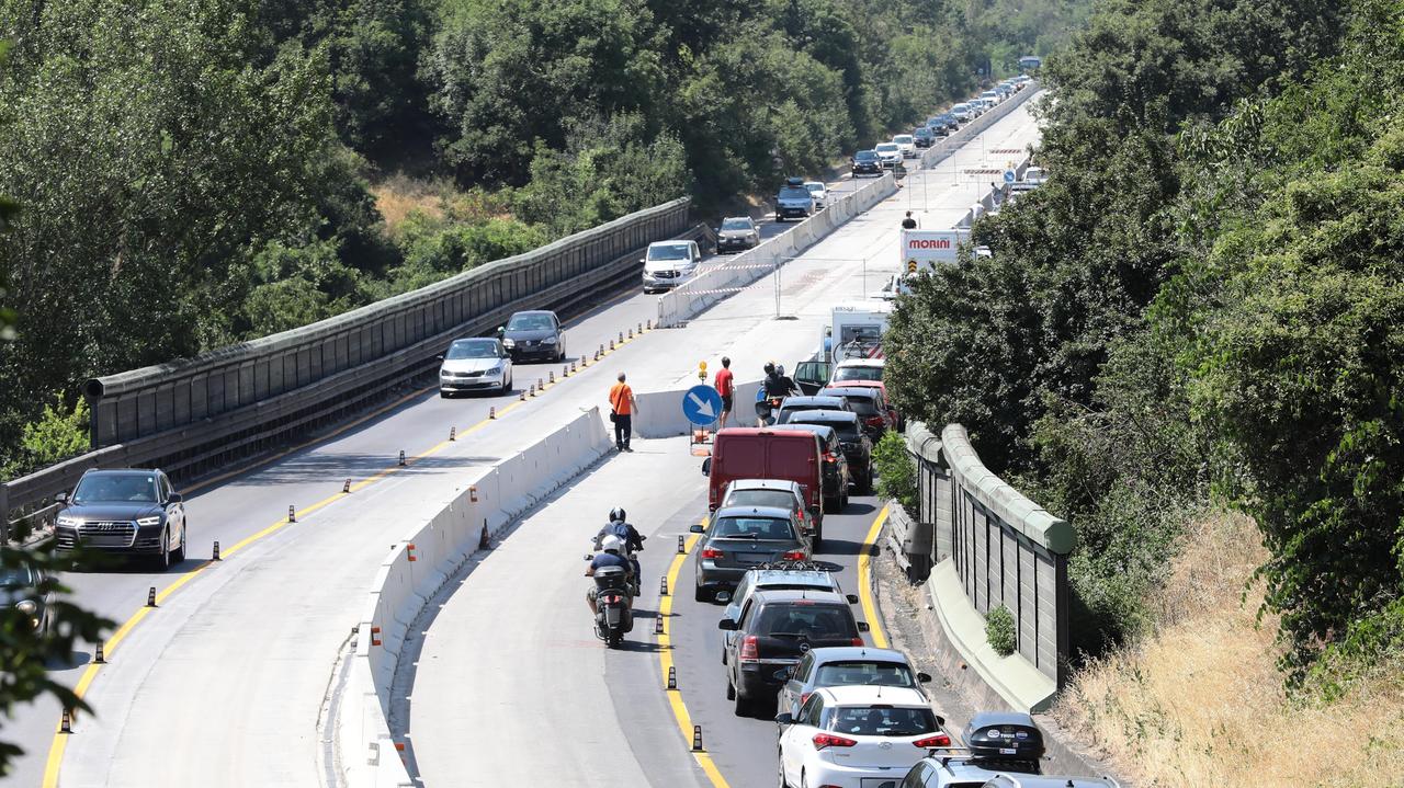 Incidente in Fi-Pi-Li, due feriti e lunghe code